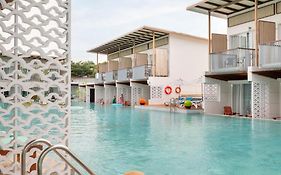 The Briza Beach Resort Khaolak